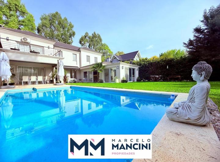 Casa · 300m² · 5 Ambientes · 4 Cocheras