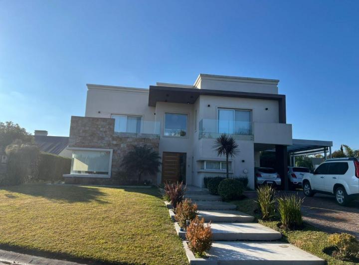 Casa · 384m² · 6 Ambientes · 1 Cochera