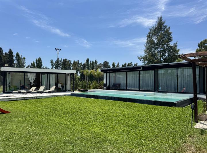 Casa · 200m² · 4 Ambientes · 2 Cocheras