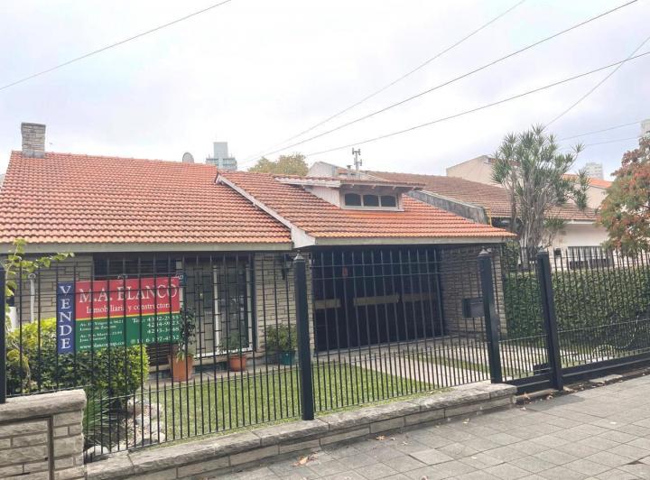 Casa · 250m² · 6 Ambientes · 2 Cocheras