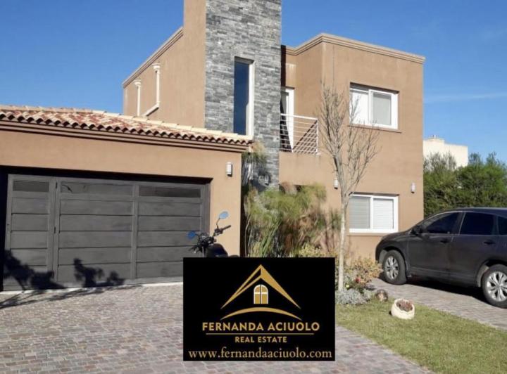 Casa · 217m² · 4 Ambientes · 2 Cocheras