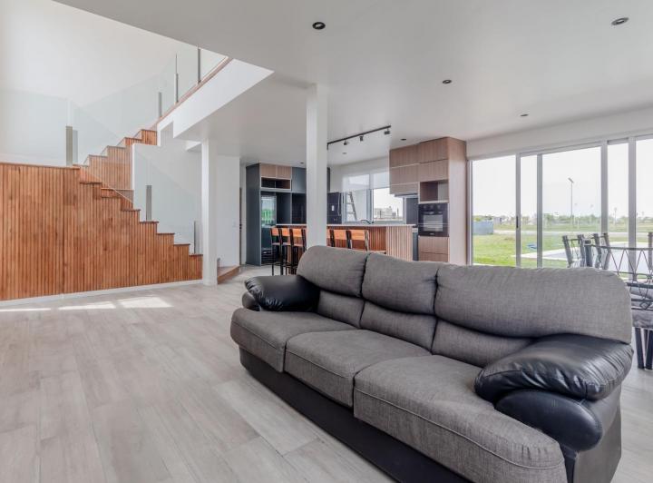 Casa · 200m² · 6 Ambientes · 3 Cocheras