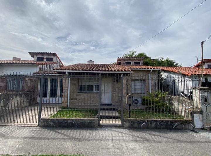 Casa · 140m² · 4 Ambientes · 3 Cocheras