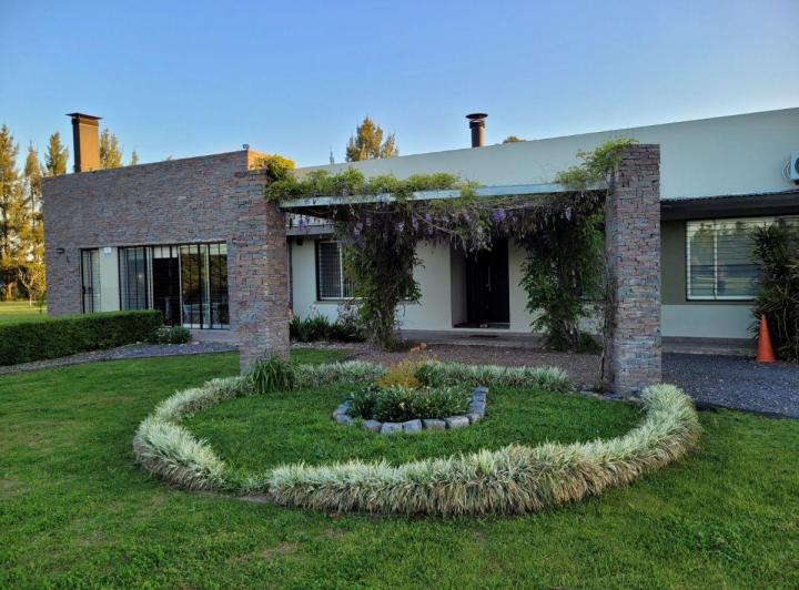 Casa · 180m² · 7 Ambientes · 2 Cocheras