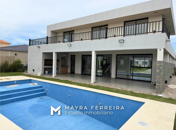 Casa · 240m² · 5 Ambientes · 4 Cocheras