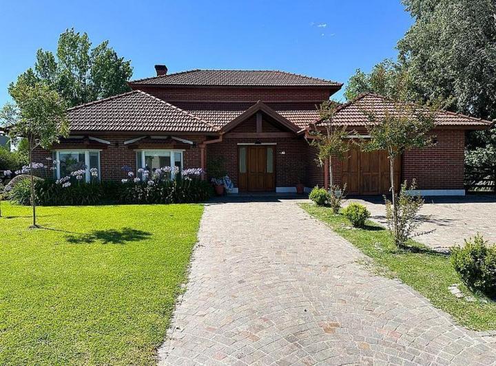 Casa · 280m² · 5 Ambientes · 1 Cochera