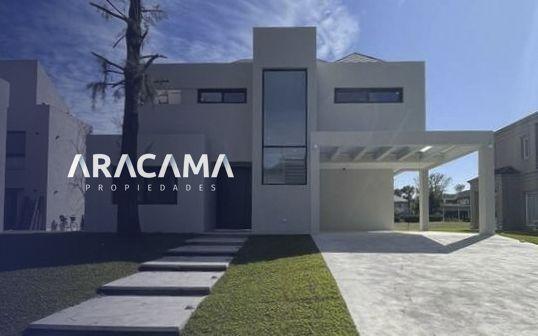 Casa · 234m² · 4 Ambientes · 2 Cocheras