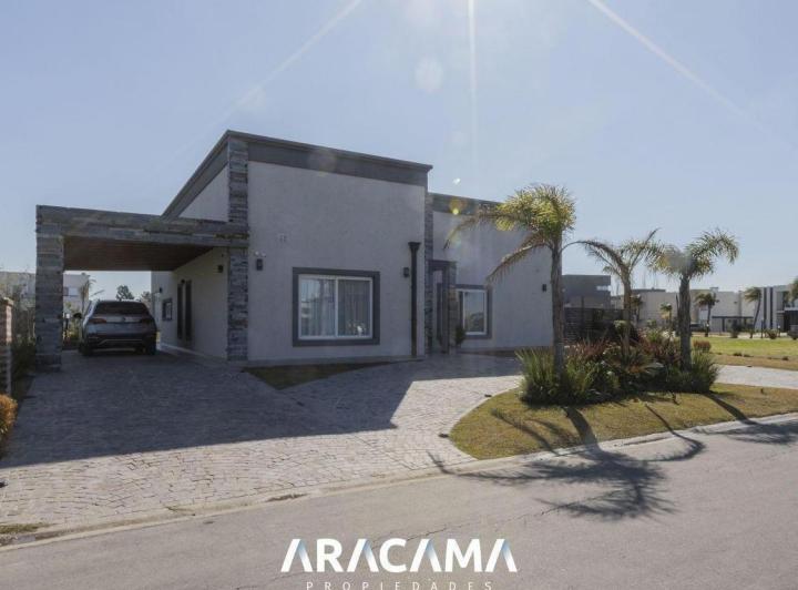 Casa · 210m² · 4 Ambientes · 2 Cocheras