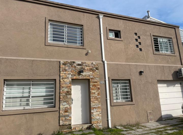Casa · 213m² · 4 Ambientes · 2 Cocheras