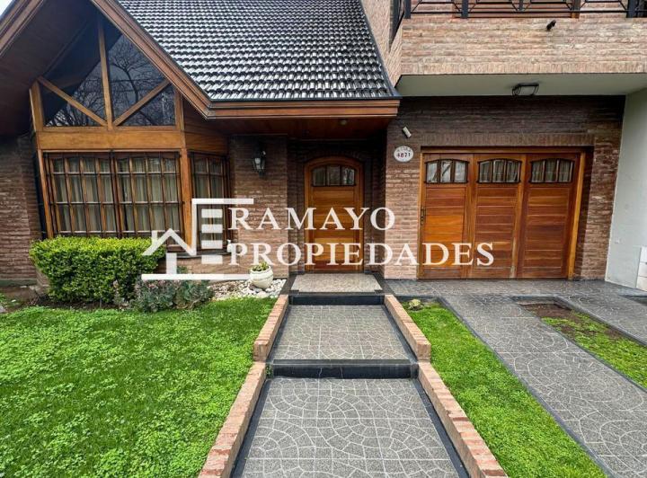 Casa · 300m² · 3 Dormitorios · 2 Cocheras