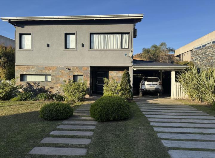 Casa · 239m² · 3 Dormitorios · 3 Cocheras