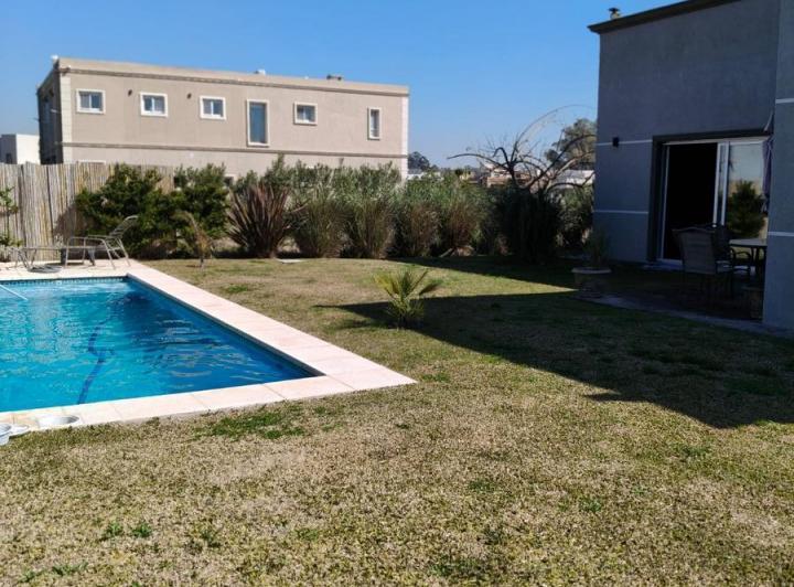 Casa · 180m² · 4 Ambientes · 2 Cocheras
