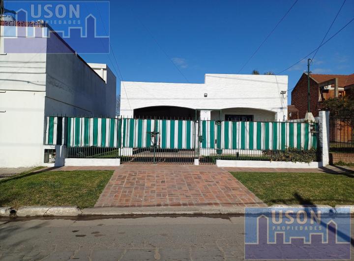 Casa · 240m² · 4 Ambientes · 2 Cocheras