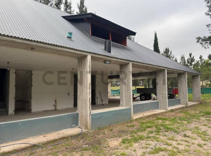 Casa · 300m² · 4 Ambientes · 3 Cocheras