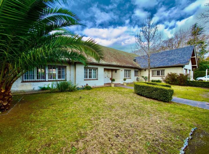 Casa · 318m² · 6 Ambientes · 4 Cocheras