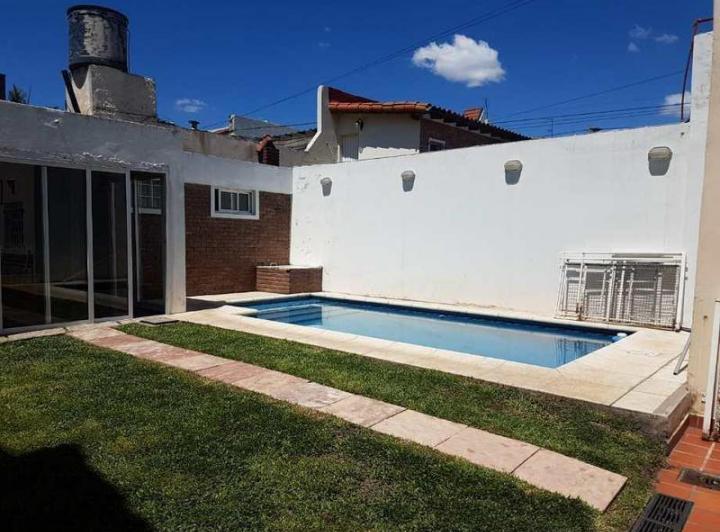 Casa · 230m² · 4 Ambientes · 2 Cocheras