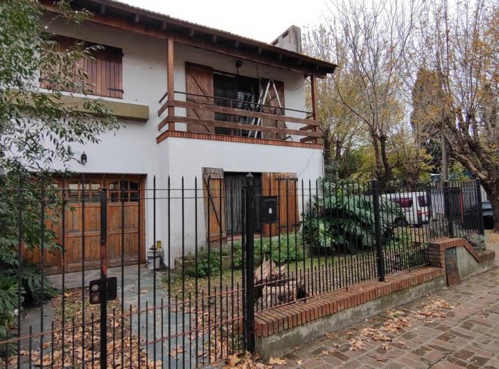 Casa · 180m² · 6 Ambientes · 2 Cocheras