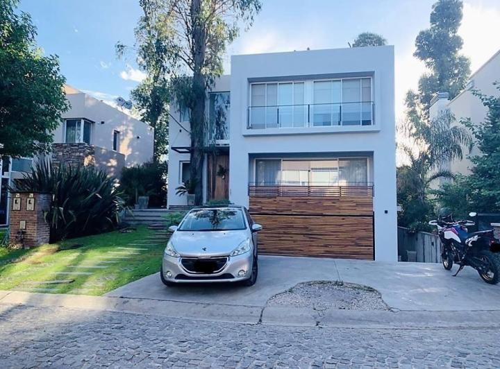 Casa · 350m² · 4 Ambientes · 6 Cocheras
