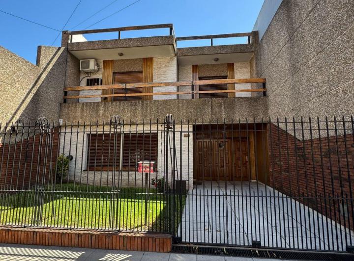 Casa · 200m² · 5 Ambientes · 1 Cochera