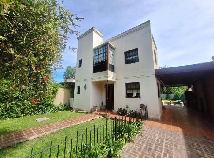 Casa · 105m² · 6 Ambientes · 4 Cocheras