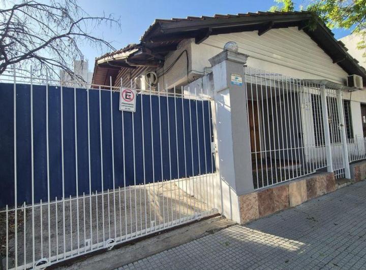 Casa · 220m² · 5 Ambientes · 2 Cocheras
