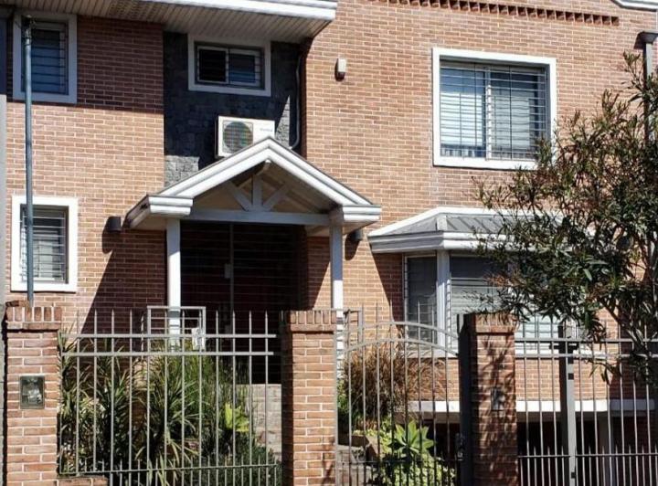 Casa · 260m² · 4 Ambientes · 3 Cocheras