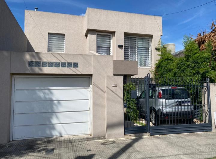 Casa · 200m² · 4 Ambientes · 2 Cocheras