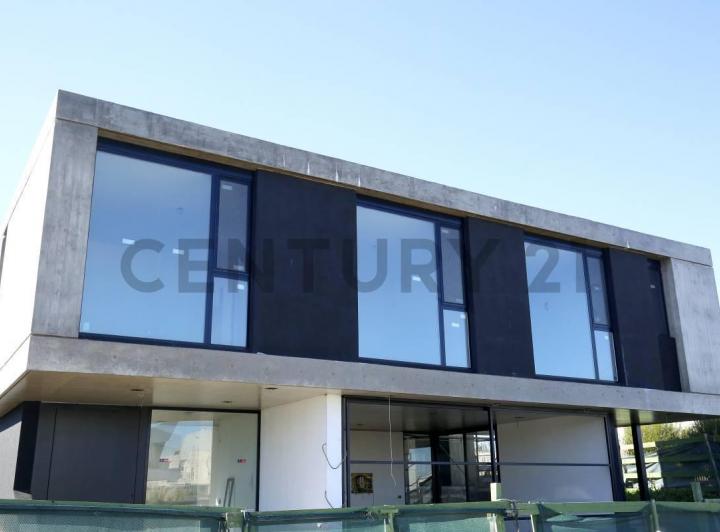 Casa · 280m² · 4 Ambientes · 3 Cocheras