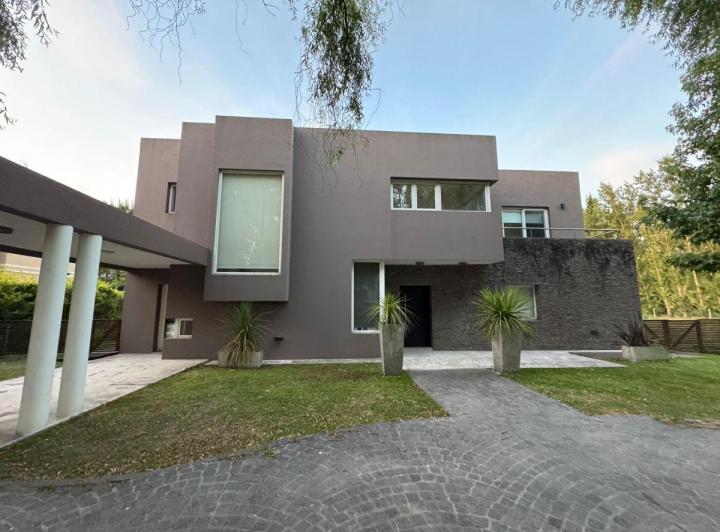 Casa · 250m² · 6 Ambientes · 2 Cocheras