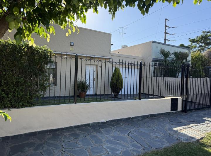 Casa · 130m² · 4 Ambientes · 2 Cocheras