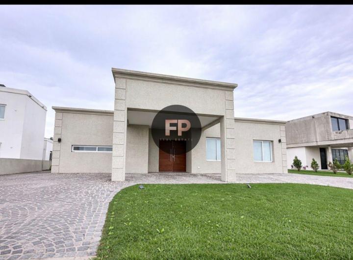 Casa · 180m² · 4 Ambientes · 2 Cocheras