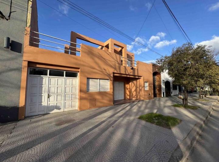 Casa · 266m² · 7 Ambientes · 3 Cocheras