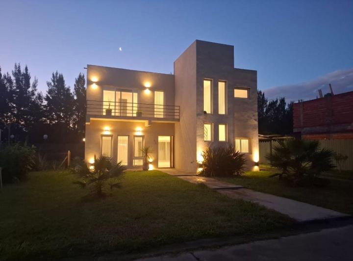 Casa · 190m² · 5 Ambientes · 2 Cocheras