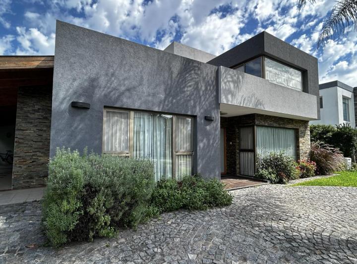 Casa · 176m² · 4 Ambientes · 2 Cocheras