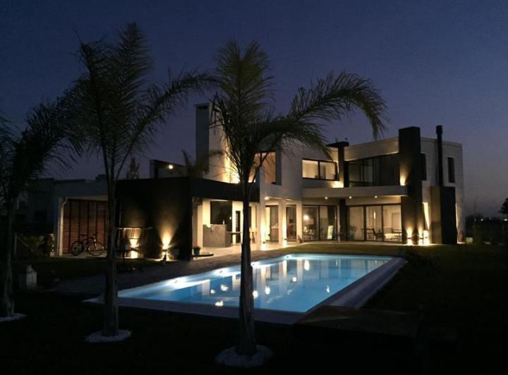 Casa · 255m² · 4 Ambientes · 2 Cocheras