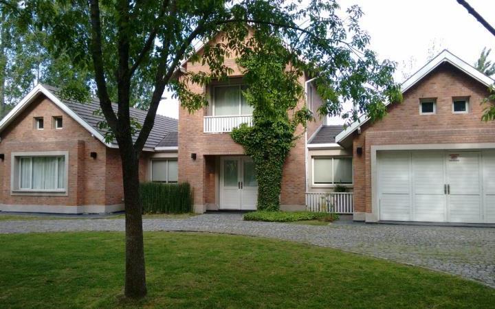Casa · 1250m² · 3 Dormitorios · 2 Cocheras