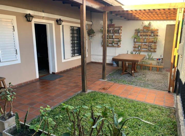 Casa · 220m² · 4 Ambientes · 3 Cocheras