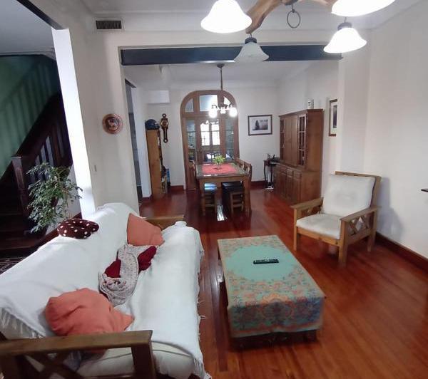 Casa · 254m² · 5 Ambientes · 2 Cocheras