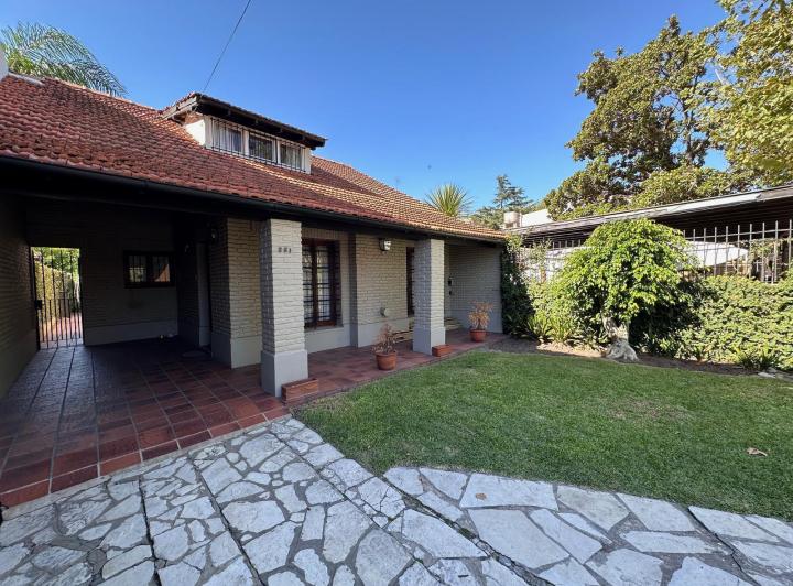 Casa · 200m² · 5 Ambientes · 2 Cocheras