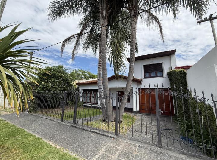 Casa · 200m² · 4 Ambientes · 3 Cocheras
