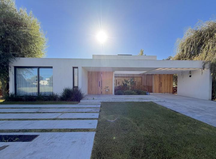 Casa · 260m² · 4 Ambientes · 2 Cocheras