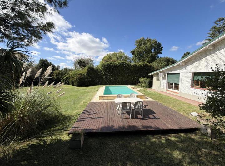 Casa · 130m² · 4 Ambientes · 3 Cocheras