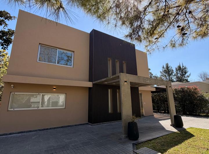 Casa · 300m² · 4 Ambientes · 1 Cochera