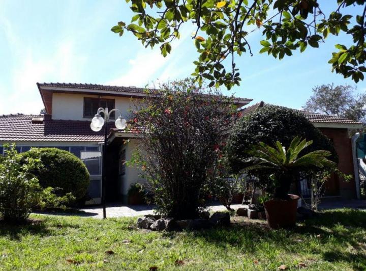 Casa · 900m² · 6 Ambientes · 2 Cocheras
