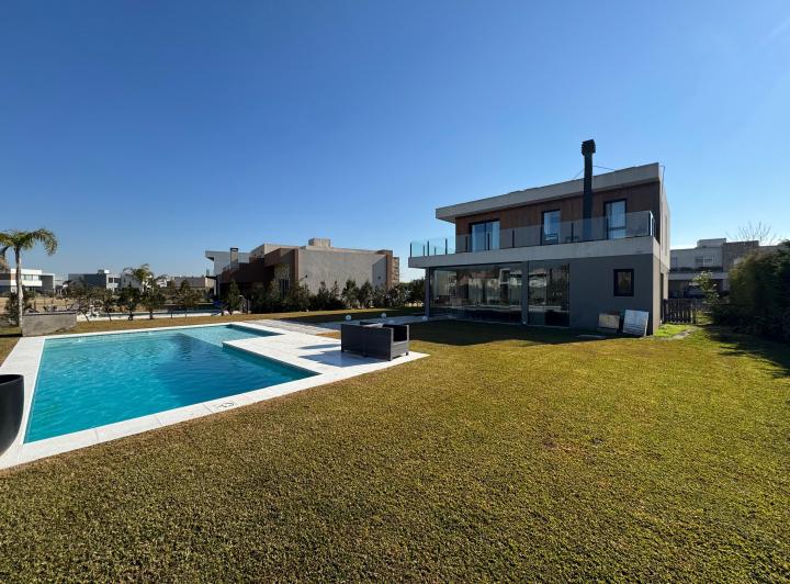 Casa · 190m² · 4 Ambientes · 2 Cocheras