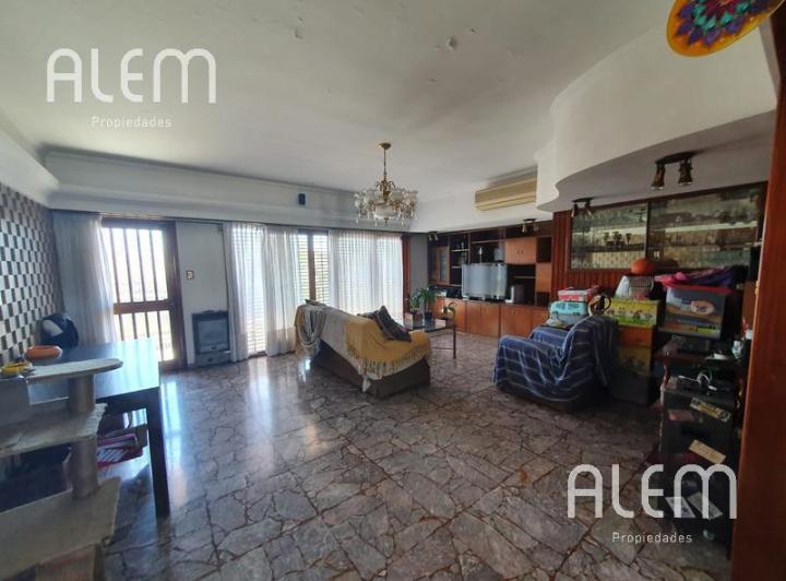 Casa · 380m² · 3 Ambientes · 1 Cochera