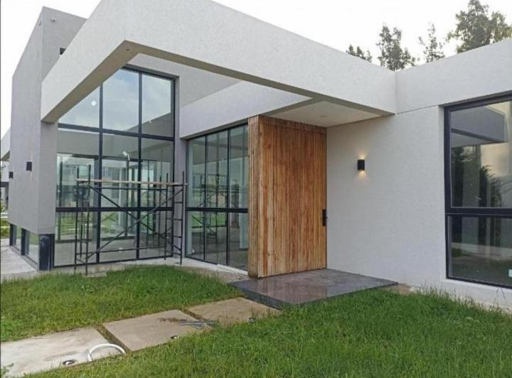 Casa · 220m² · 4 Ambientes · 1 Cochera