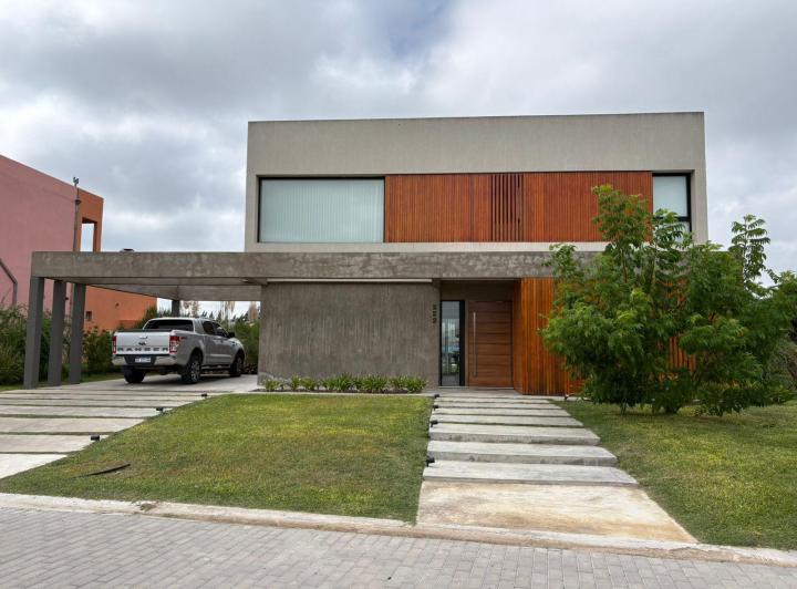 Casa · 150m² · 4 Ambientes · 2 Cocheras