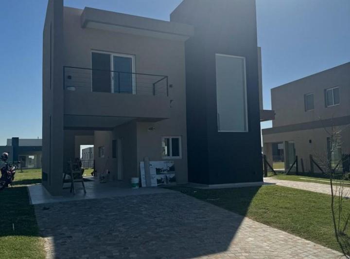 Casa · 136m² · 4 Ambientes · 1 Cochera