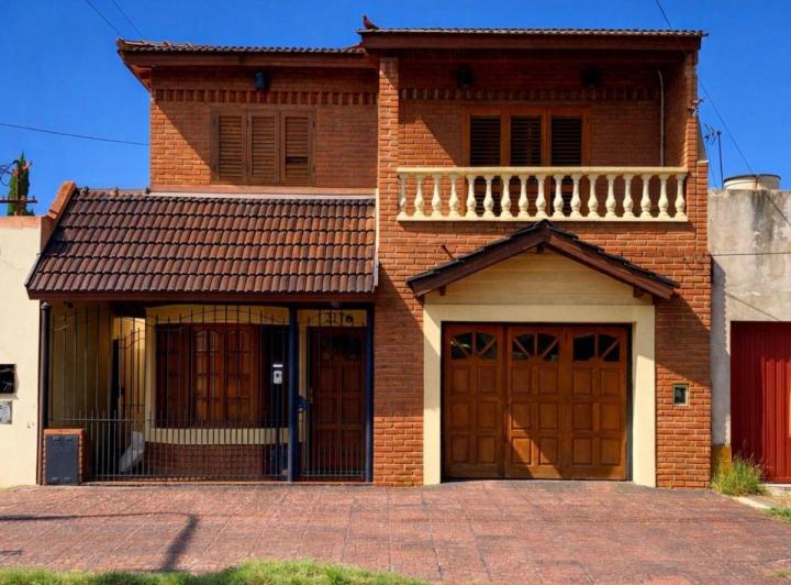 Casa · 180m² · 4 Ambientes · 1 Cochera